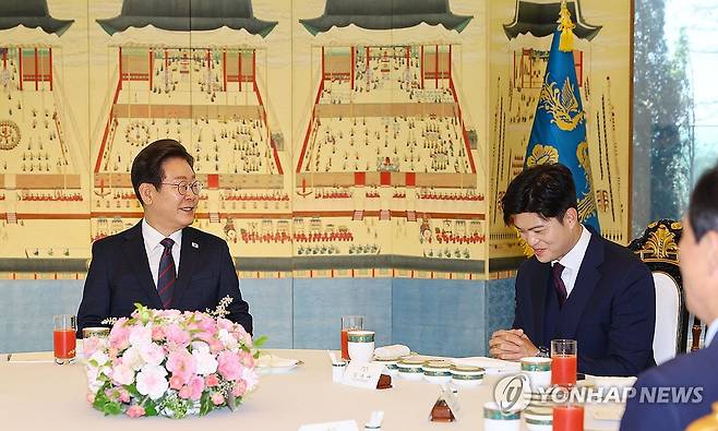 이재명 대통령, 김용태 국민의힘 비대위원장과 대화 (서울=연합뉴스) 한상균 기자 = 이재명 대통령이 22일 서울 한남동 관저에서 열린 여야 지도부와의 오찬에서 국민의힘 김용태 비상대책위원장과 대화하고 있다. 2025.6.22 xyz@yna.co.kr