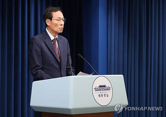 정무수석, 이재명 대통령과 여야지도부 오찬 브리핑 (서울=연합뉴스) 한상균 기자 = 우상호 정무수석이 22일 용산 대통령실에서 이재명 대통령과 여야지도부 오찬 관련 브리핑을 하고 있다. 2025.6.22 xyz@yna.co.kr