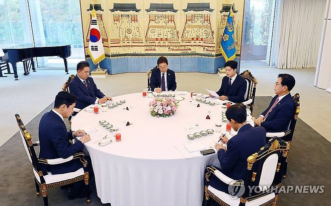 국민의힘 비대위원장 발언 듣는 이재명 대통령 (서울=연합뉴스) 한상균 기자 = 이재명 대통령이 22일 서울 한남동 관저에서 열린 여야 지도부와의 오찬에서 국민의힘 김용태 비상대책위원장의 발언을 듣고 있다. 
    왼쪽부터 시계방향으로 강훈식 대통령비서실장, 더불어민주당 김병기 당대표 직무대행 겸 원내대표, 이 대통령, 국민의힘 김용태 비상대책위원장, 송언석 원내대표, 우상호 대통령실 정무수석. 2025.6.22 xyz@yna.co.kr