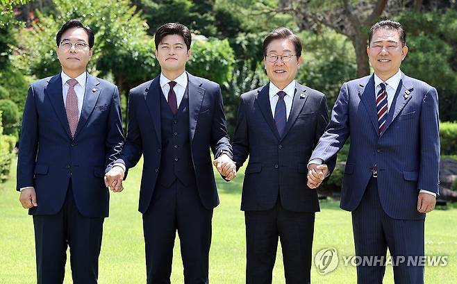 이재명 대통령, 여야지도부 회동 (서울=연합뉴스) 한상균 기자 = 이재명 대통령이 22일 한남동 관저에서 여야 지도부와 오찬에 앞서 기념촬영을 하고 있다. 
    왼쪽부터 국민의힘 송언석 원내대표, 김용태 비상대책위원장, 이 대통령, 더불어민주당 김병기 당대표 직무대행 겸 원내대표. 2025.6.22 xyz@yna.co.kr