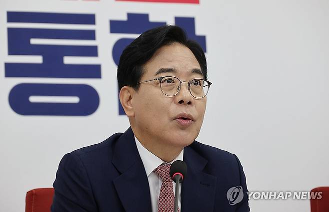 대통령-여야 지도부 오찬 관련 기자간담회하는 송언석 원내대표 (서울=연합뉴스) 박동주 기자 = 국민의힘 송언석 원내대표가 22일 서울 여의도 국회에서 대통령-여야 지도부 오찬 관련 기자간담회를 하고 있다. 2025.6.22 pdj6635@yna.co.kr