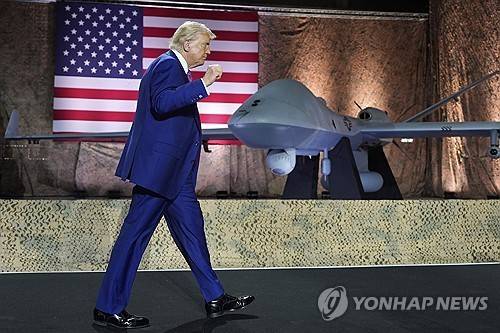 카타르 도하 알우데이드 공군기지 방문한 트럼프 (도하 AP=연합뉴스) 2025년 5월 15일 카타르 도하 소재 알우데이드 미국 공군기지를 방문한 도널드 트럼프 미국 대통령. (AP Photo/Alex Brandon) 2025.6.22.