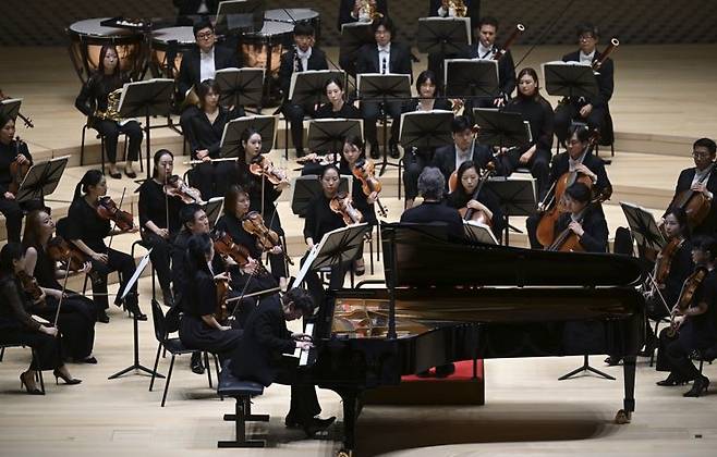 무대에 선 조성진 및 정명훈과 오케스트라 [부산콘서트홀 제공. 재판매 및 DB 금지]