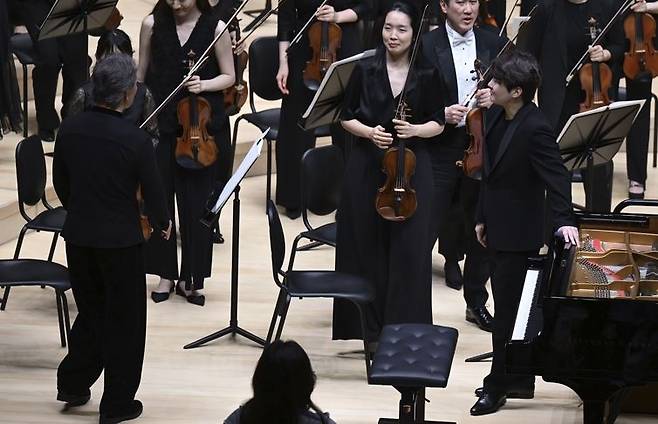무대에 선 조성진 및 정명훈과 오케스트라 [부산콘서트홀 제공. 재판매 및 DB 금지]