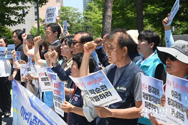아리셀 참사 관련 중대재해처벌법 위반 혐의로 기소된 박순관 아리셀 대표이사의 ‘경영책임자’ 여부를 두고 재판에서 공방이 오가고 있다. 사진은 23일 열린 아리셀 중대재해참사 1주기 기자회견의 모습. 2025.6.23 /최은성기자 ces7198@kyeongin.com