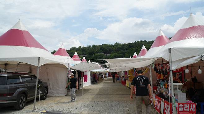 시민과 상인들은 “공공주차장이 외부 상인의 수익 창출 공간으로 전락했다”고 비판했다. 더 큰 문제는 이 장터가 음식 판매에 필요한 식품위생 허가 없이 영업을 강행해 빈축을 사고 있다.