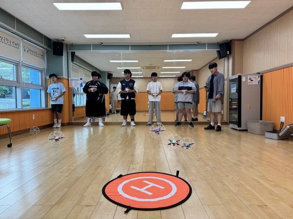 ▲ 청소년 방과후 프로그램으로 드론과 뮤지컬 수업을 운영하고 있다. 청양군청소년재단 제공