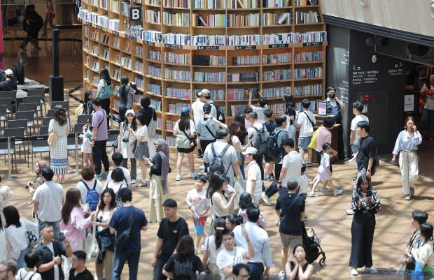 무더운 날씨를 보이는 22일 서울 강남구 코엑스 별마당도서관에서 시민 및 관광객들이 시간을 보내고 있다. 연합뉴스
