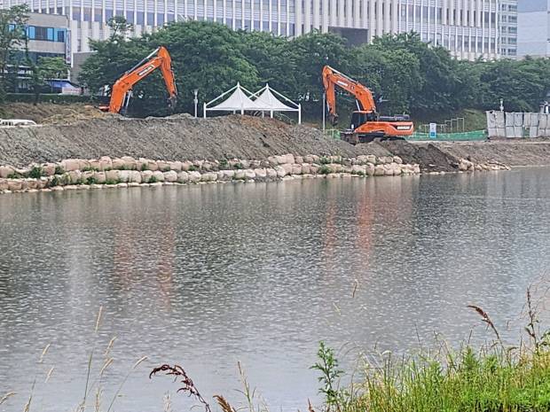 광주광역시 서구 광주천 동천교 일대에서 최근까지 중앙오수간선관로 정비사업이 진행됐다. 정승우 기자