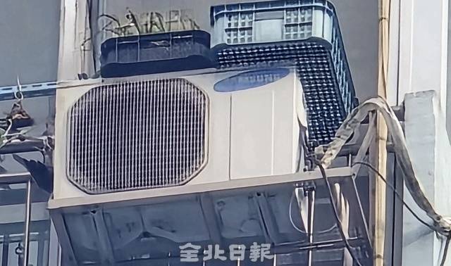 실외기 위에 플라스틱 팔레트가 올려져 있다. 김문경 기자