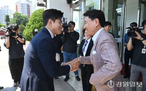 ◇23일 강원특별자치도청을 방문한 국민의힘 김용태 비상대책위원장(왼쪽)이 김진태 지사와 만나 악수를 나누고 있다. 박승선기자