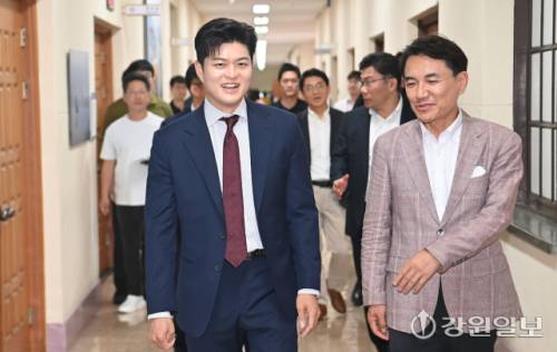 ◇23일 강원특별자치도청을 방문한 국민의힘 김용태 비상대책위원장이 김진태 지사와 이야기를 나누며 이동하고 있다. 박승선기자