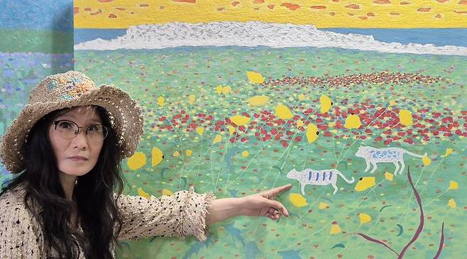 우형순 작가는 지난 15년간 'life and history'라는 연작을 통해 반구대 암각화의 동물 형상과 인물상을 자신만의 미적 언어로 풀어내 왔다. 우작가가 ' life and history-대지는 언제나 '작품을 소개하고 있다.