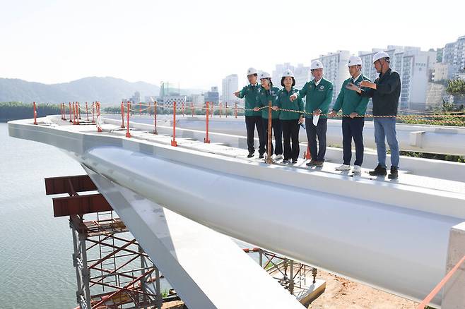 울산시의회 문화복지환경위원회 위원들이 23일 태화루 스카이워크 사업 현장을 둘러보고 있다. 울산시의회 제공