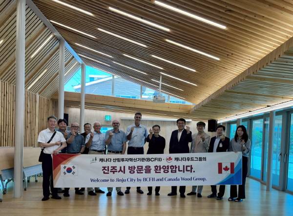 23일 캐나다 산림투자혁신기관과 캐나다우드그룹 방문단 5명이 진주시의 대표적인 친환경 목조건축물을 방문하고 향후 협력 방안을 논의했다. / 진주시