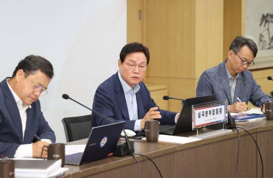 박완수 지사가 23일 실국본부장 회의에서 NC 다이노스 이전과 관련해 지원 방안을 강구하라고 지시하고 있다. 사진=경남도