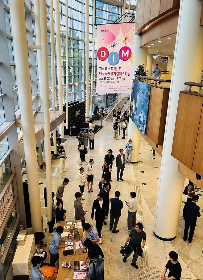 지난 20일 대구오페라하우스에서 열린 ‘제19회 대구국제뮤지컬페스티벌(DIMF·딤프)’의 개막작인 헝가리 뮤지컬 ‘테슬라’를 관람 온 시민들로 붐비고 있다. /황인무기자