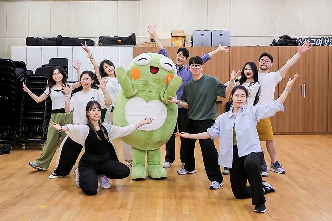 뮤지컬 ‘뚜비와 달빛기사단’ 단원들의 연습 모습. /수성아트피아 제공