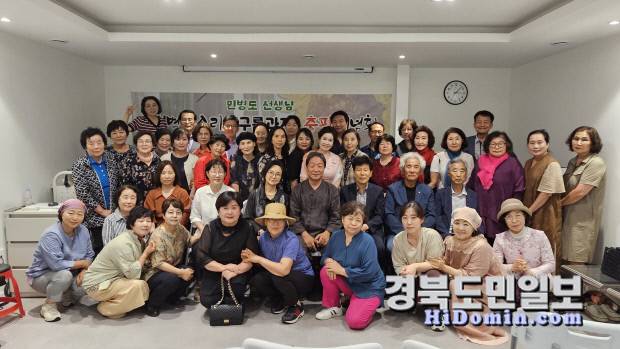 민병도 시조인의 『새벽 물소리』·『구름 과자』 출판기념회를 기념해 참석자들이 청도 들풀시조문학관에서 단체사진을 촬영하고 있다. 사진=들풀시조문학관 제공