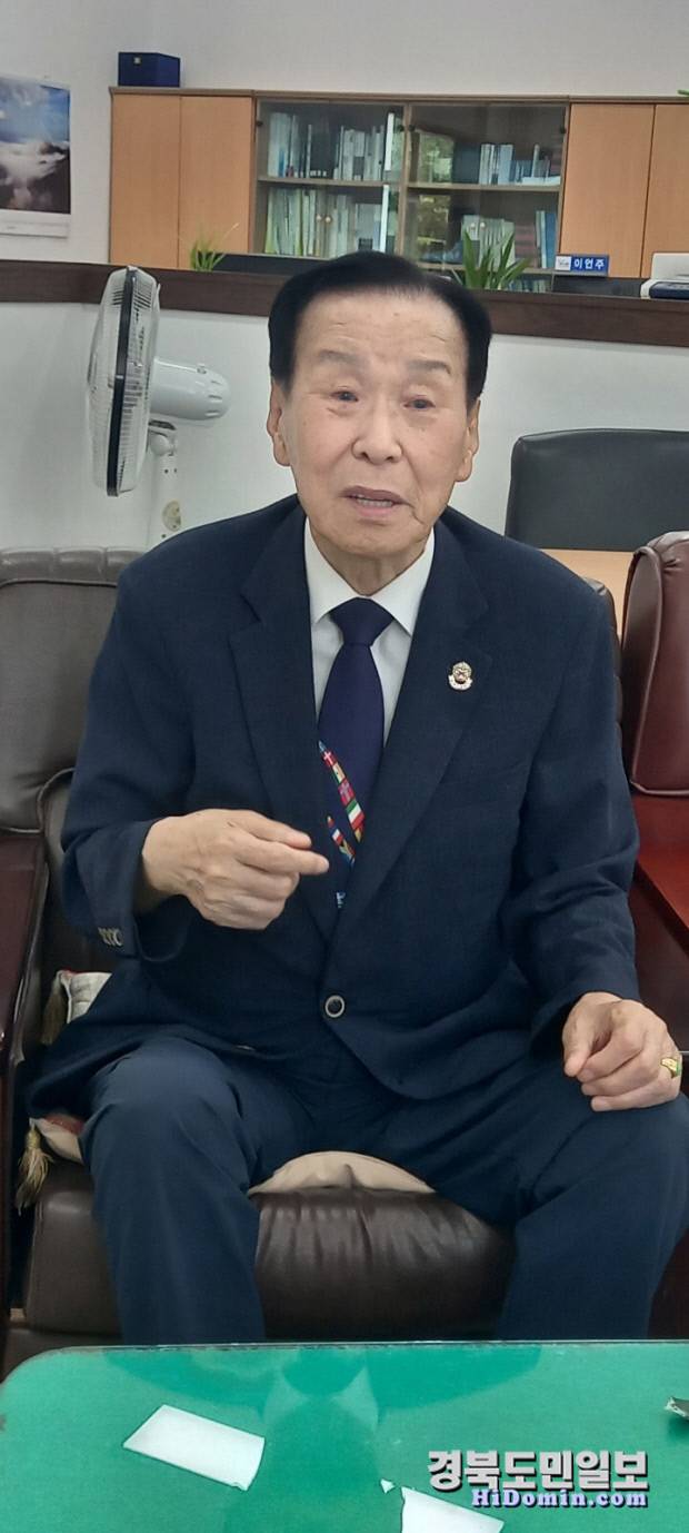 권정열 학도의용군 포항지회장이 6.25 포항 전투 참전 상황을 설명하고 있다.