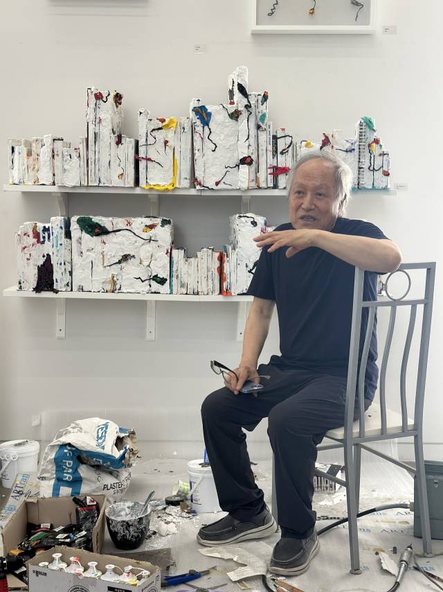 작업실에서 만난 김정명 작가. 부산미술협회는 올해 제14회 BFAA 국제아트페어에서 김정명 특별전을 마련한다. 김은영 기자 key66@