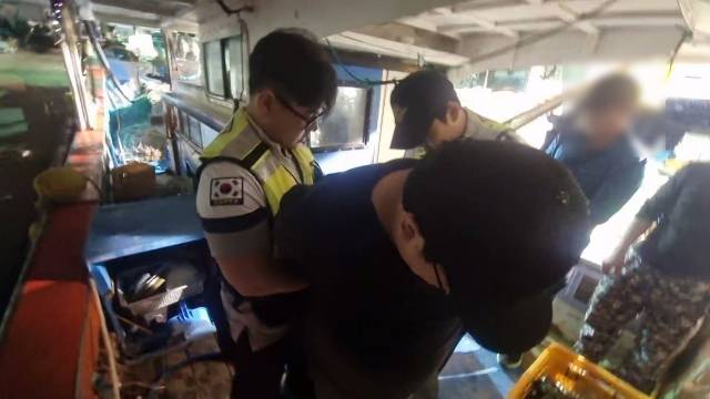 지난 17일 새벽 0시 35분께 사천시 삼천포항에서 57살 A 씨가 정박 중인 어선에 침투해 절도 행각을 하다 해경에 체포됐다. 사천해양경찰서 제공