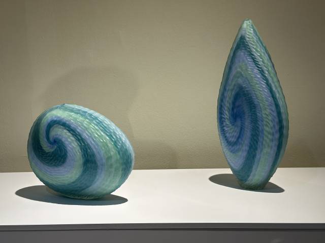 2025년 클레이아크김해미술관 특별 기획전 ‘유리: 빛과 불의 연금술’에 전시 중인 벤 에돌스&캐시 엘리엇 유리공예 작품. 김은영 기자