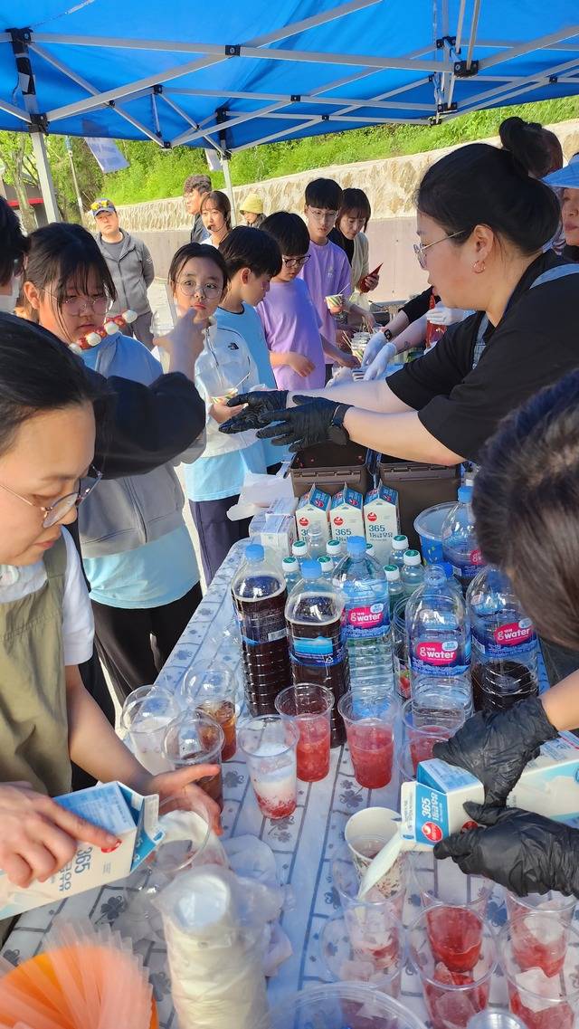 반송 서포터즈에 참여한 학부모들이 학생들에게 먹거리를 나눠주고 있다. 반송초 제공