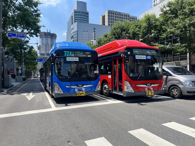 대구 동성로에서 시내버스들이 신호를 대기하고 있다. 김정원 기자