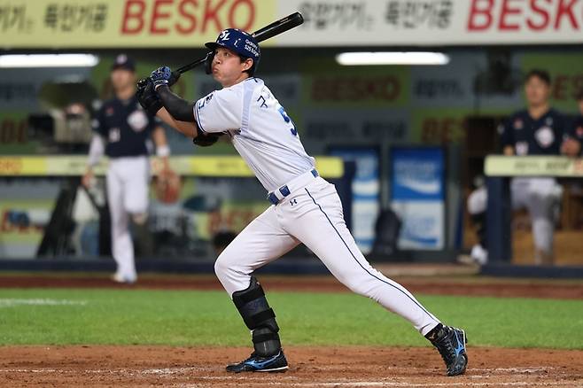 지난 18일 대구 삼성라이온즈파크에서 열린 '2025 신한 SOL 뱅크 KBO리그' 삼성 라이온즈와 두산 베어스 경기에서 구자욱이 적시타를 치고 있다. <삼성 라이온즈 제공>