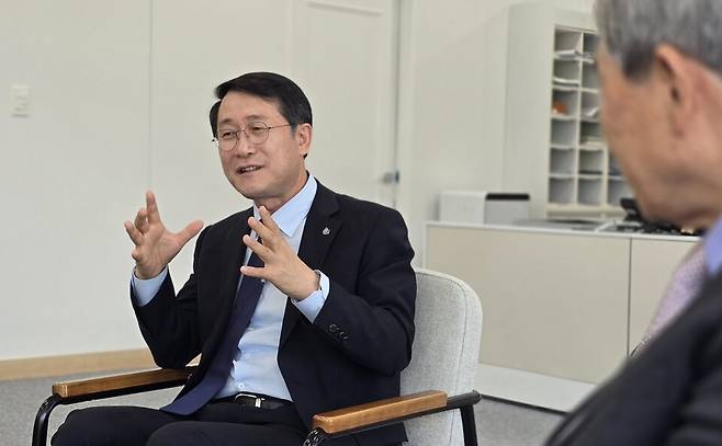 김수종 전 한국일보 주필과 대담을 나누는 김일환 제주대학교 총장. 김 총장은 지난해부터 제주올레길과 자아성찰이라는 교과목을 신설해 대학생들이 멘토와 함께 올레길을 걸으며 자신을 돌아보게 하는 매우 혁신적 실험을 하고 있다.&nbsp; ⓒ제주의소리