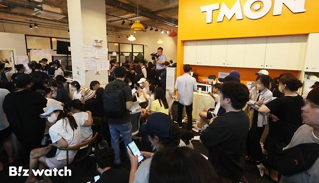 환불을 위해 티몬 사옥으로 몰려든 사람들./사진=이명근 기자 qwe123@