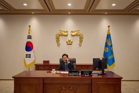 이재명 대통령이 23일 서울 용산구 대통령실 청사 집무실에서 안와르 이브라힘 말레이시아 총리와 전화 통화를 하고 있다. (사진=대통령실 제공)