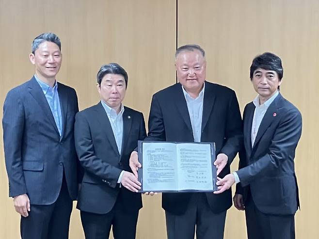 일본 규슈시 구마모토현청에서 치수환(맨 왼쪽) 타미코 구마모토 사장이 23일 협정서 체결과 함께 사진을 찍고 있다. (사진=구마모토현)