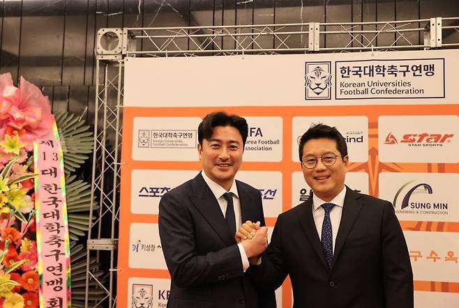 안정환(왼쪽)과 박한동 대학축구연맹 회장.(사진=대학축구연맹 제공/연합뉴스)