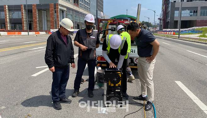 과천시와 업체 관계자들이 과천지식정보타운 과천대로에서 GPR 정밀탐사를 실시하고 있다.(사진=과천시)