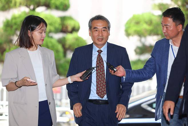 윤석열 전 대통령 부인 김건희 여사 관련 의혹을 수사하는 민중기 특별검사가 23일 서울 서초구 서초동에 마련된 임시 사무실로 출근하며 취재진 질문에 답하고 있다. (사진=연합뉴스)