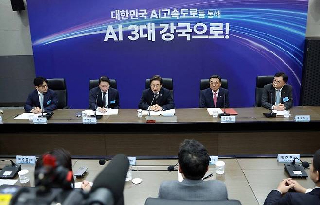 이재명 대통령이 20일 울산전시컨벤션센터에서 열린 인공지능(AI) 글로벌 협력 기업 간담회를 주재하고 있다. 2025.6.20 [대통령실통신사진기자단]