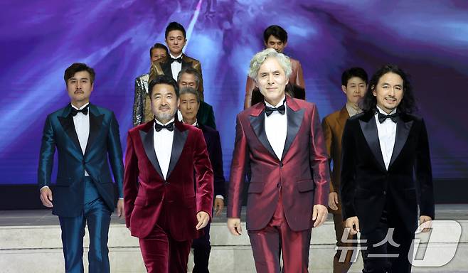 27일 서울 중구 크레스트72에서 열린 '2024 머니투데이방송 골든에이지어워즈'에서 시니어 모델들이 워킹을 하고 있다. 2024.9.27/뉴스1 ⓒ News1 황기선 기자