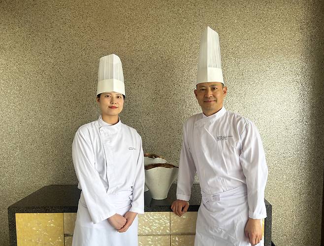 롯데호텔 서울 중식당 '도림'의 손락유 조리장(오른쪽)과 안지혜 셰프.(롯데호텔앤리조트 제공).