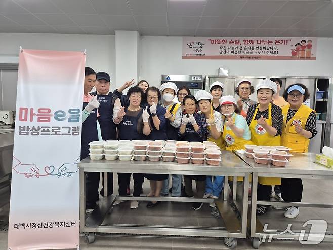 강원 태백시 정신건강복지센터가 최근 센터 공동작업장인 ‘행복나눔터’에서 올해 2분기 생일을 맞은 자살 고위험군 대상자들에게 생일상을 전달하는 자살유족 밥상 프로그램을 운영했다. (태백시 제공. 재판매 및 DB금지) 2025.6.23/뉴스1