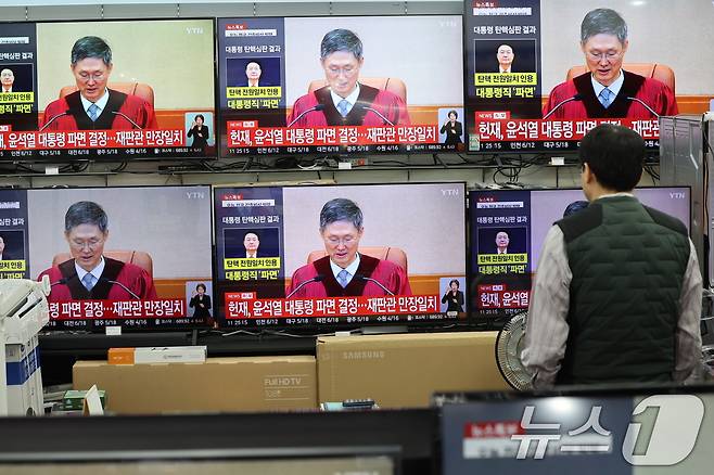 지난 4월 4일 문형배 헌법재판소장 권한대행이 재판관 전원일치 의견으로 윤석열 대통령 파면을 선고하는 장면을 시민이  TV 생중계를 통해 지켜보고 있다.  2025.4.4/뉴스1 ⓒ News1 이동해 기자