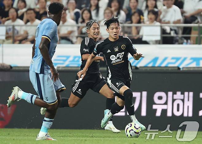 지난해 쿠팡플레이 영플레이어로 뽑혀 토트넘을 상대한 양민혁. /뉴스1 ⓒ News1 김진환 기자