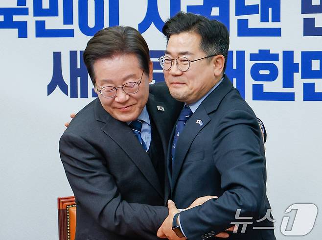 이재명 대통령이 더불어민주당 대표 시절 대선 출마를 위해 대표직에서 사퇴하며 마지막 회의를 주재했던 지난 4월 9일 당시 원내대표였던 박찬대 의원과 포옹하고 있다. . 2025.4.9/뉴스1 ⓒ News1 안은나 기자