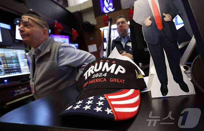 뉴욕 증권 거래소에 놓인 트럼프 미국 대통령 유세 모자. ⓒ AFP=뉴스1