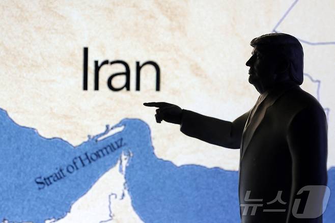 도널드 트럼프 미국 대통령의 3D 프린팅 미니어처가 이란 지도를 가리키고 있다. 2025.6.22 ⓒ 로이터=뉴스1 ⓒ News1 김경민 기자