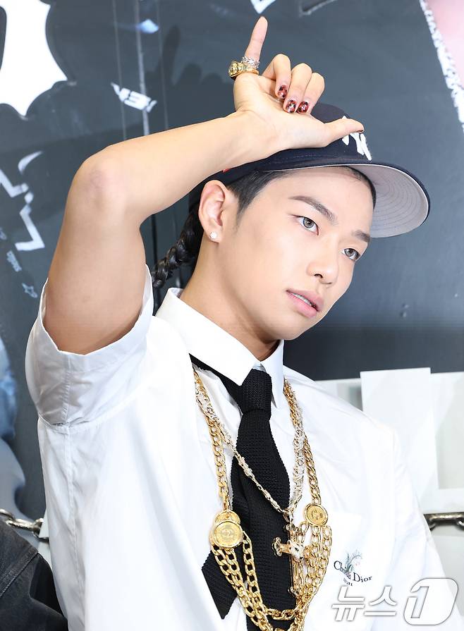 혼성 5인 그룹 올데이프로젝트(ALLDAY PROJECT) 타잔이 23일 서울 강남구 일상비일상의틈byU+에서 열린 데뷔 싱글 '페이머스'(FAMOUS) 발매 기념 팝업 스토어 포토콜 행사에서 포즈를 취하고 있다. ⓒ News1 권현진 기자