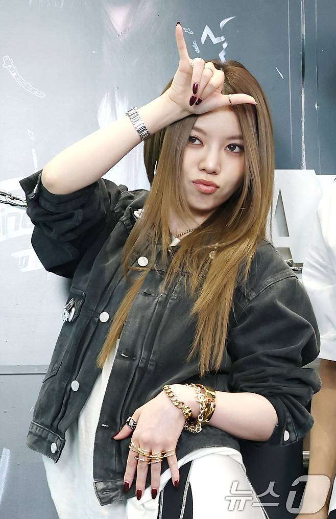 혼성 5인 그룹 올데이프로젝트(ALLDAY PROJECT) 베일리가 23일 서울 강남구 일상비일상의틈byU+에서 열린 데뷔 싱글 '페이머스'(FAMOUS) 발매 기념 팝업 스토어 포토콜 행사에서 포즈를 취하고 있다. ⓒ News1 권현진 기자