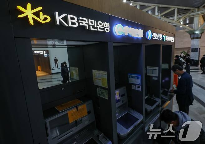 4대 금융그룹이 중동 리스크 대응을 위한 본격 비상 대응 체제에 돌입했다.사진은 서울 시내에 설치된 시중은행 ATM 기기 모습.  2025.2.3/뉴스1 ⓒ News1 허경 기자