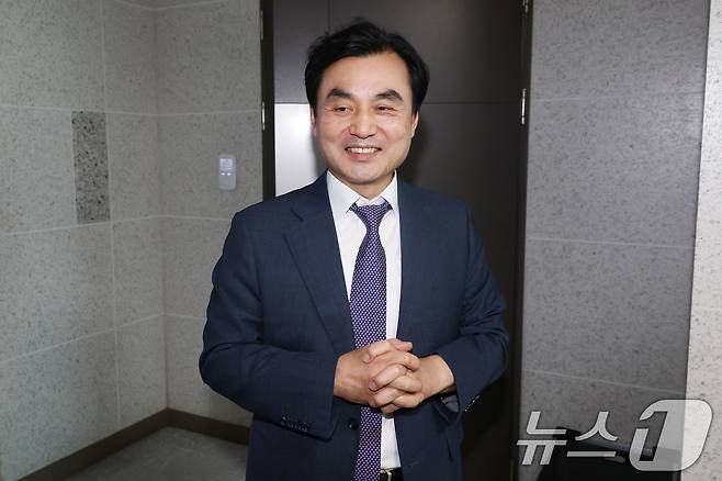 국방부장관 후보자로 지명된 안규백 더불어민주당 의원이 23일 오후 서울 여의도 국회 의원회관 사무실을 잠시 나서고 있다. 2025.6.23/뉴스1 ⓒ News1 이광호 기자